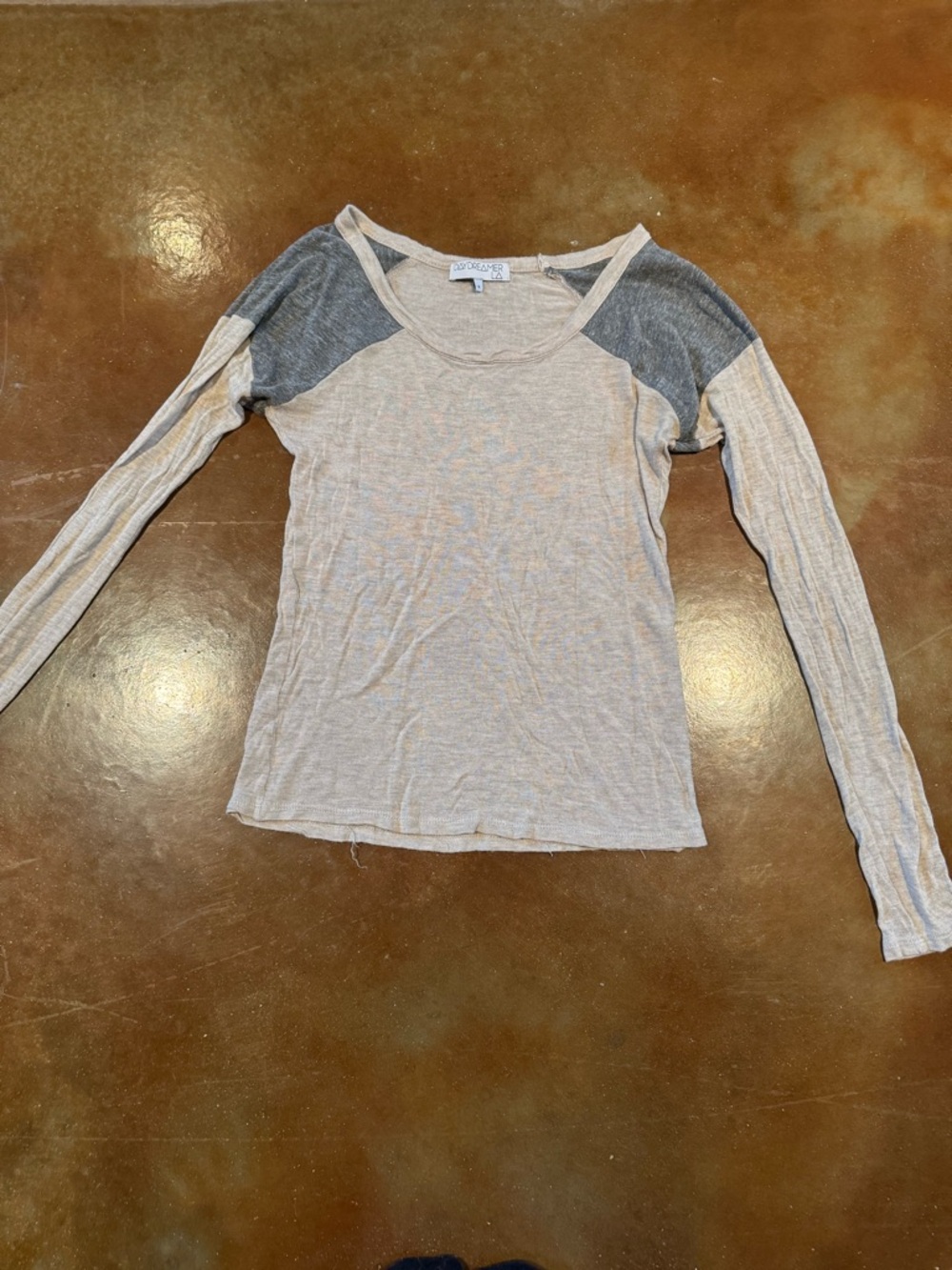 Daydreamer Beige Long-Sleeve Raglan Tee with Gray Shoulders Women’s Medium